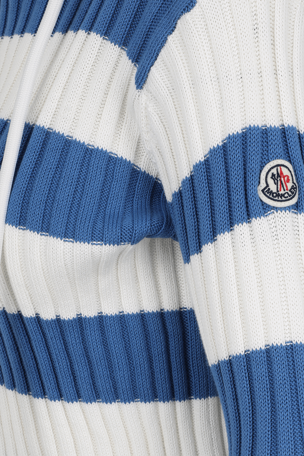 תמונת תקריב של סוודר קפוצ'ון עם פסים