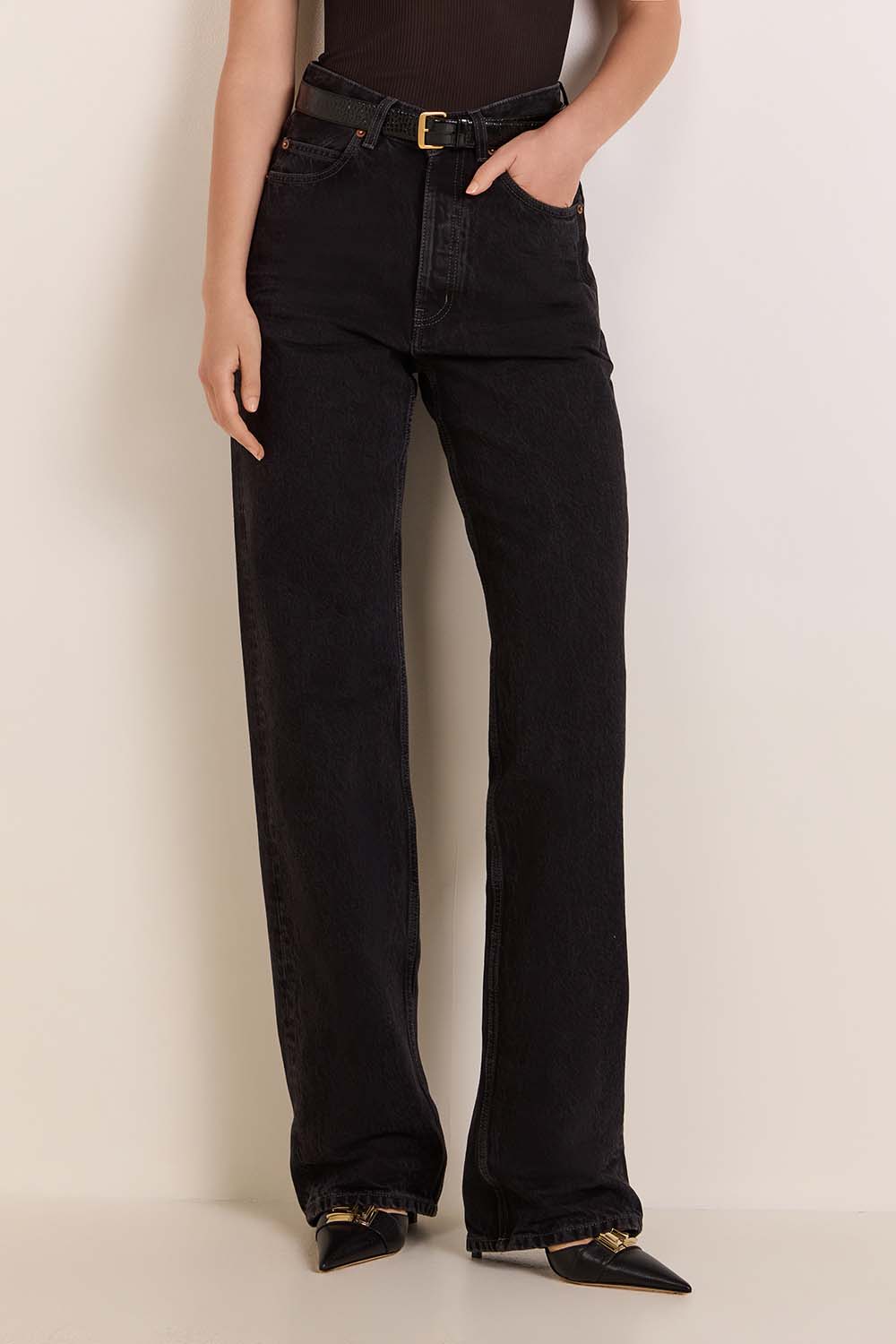 תמונת דוגמן קידמית של מכנסי ג'ינס בגזרת באגי