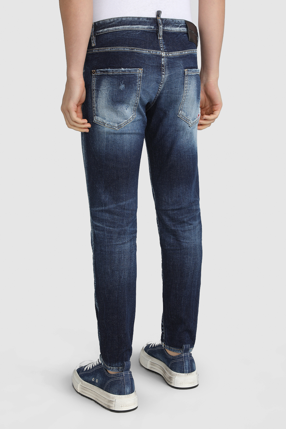 תמונת דוגמן אחורית של מכנסי ג`ינס