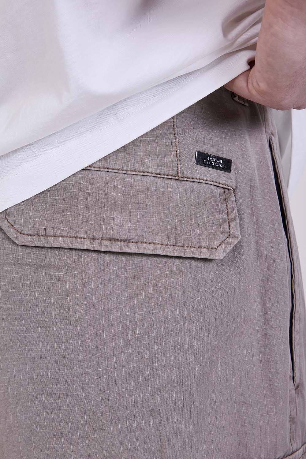 תמונת תקריב דוגמן של מכנסי קרגו