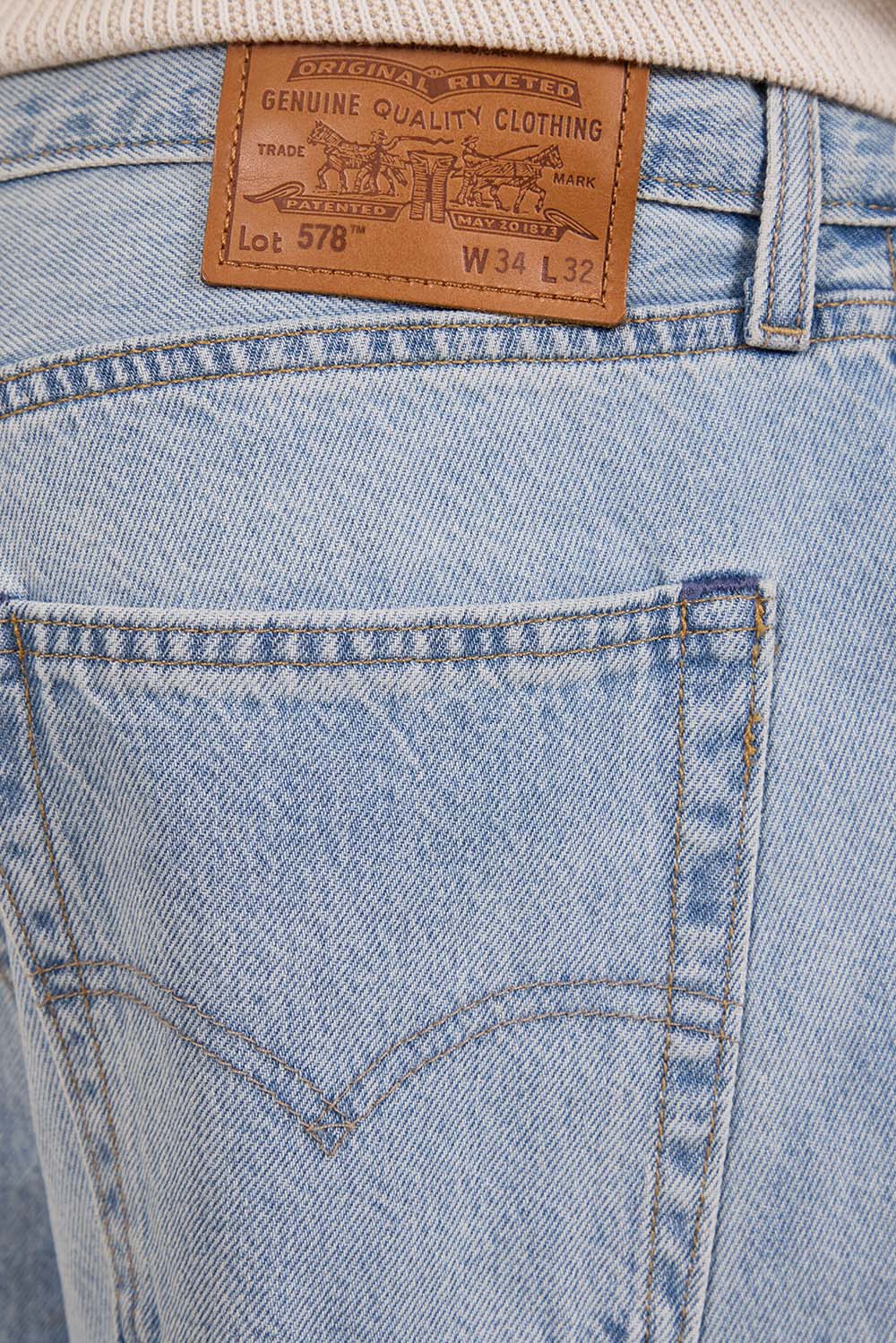 תמונת תקריב דוגמן של מכנסי ג'ינס 578 בגזרה רחבה