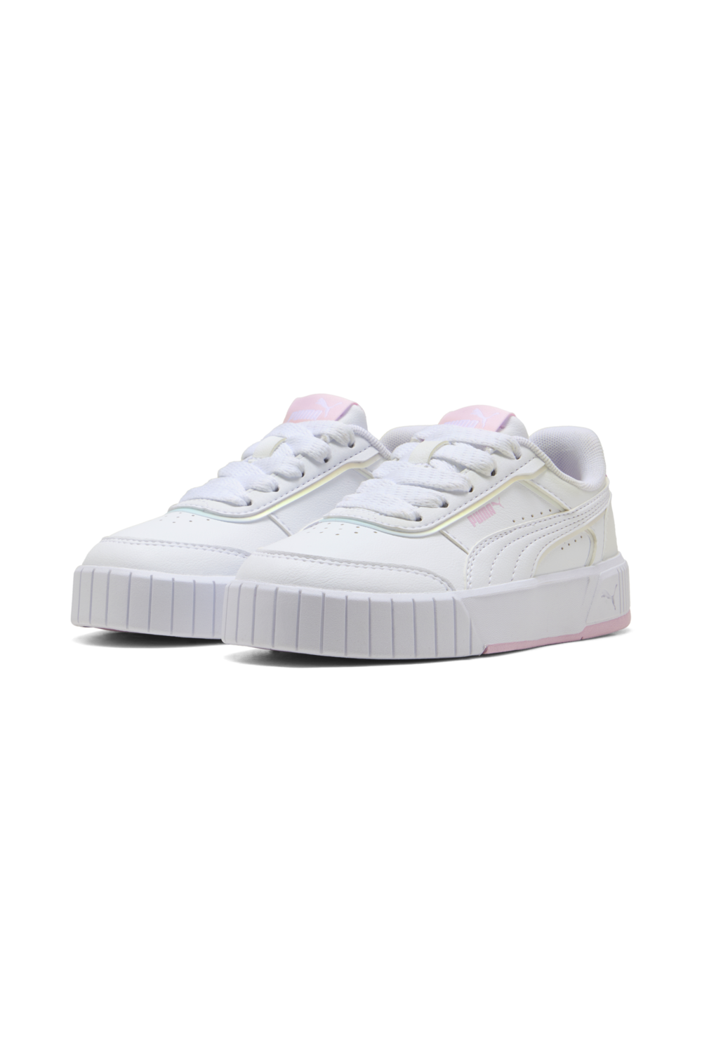 תמונת תקריב של נעלי סניקרס