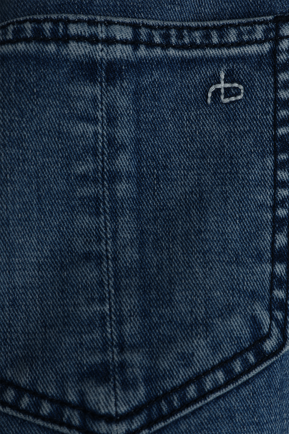 תמונת תקריב של מכנסי סקיני ג'ינס נינה משופשפים