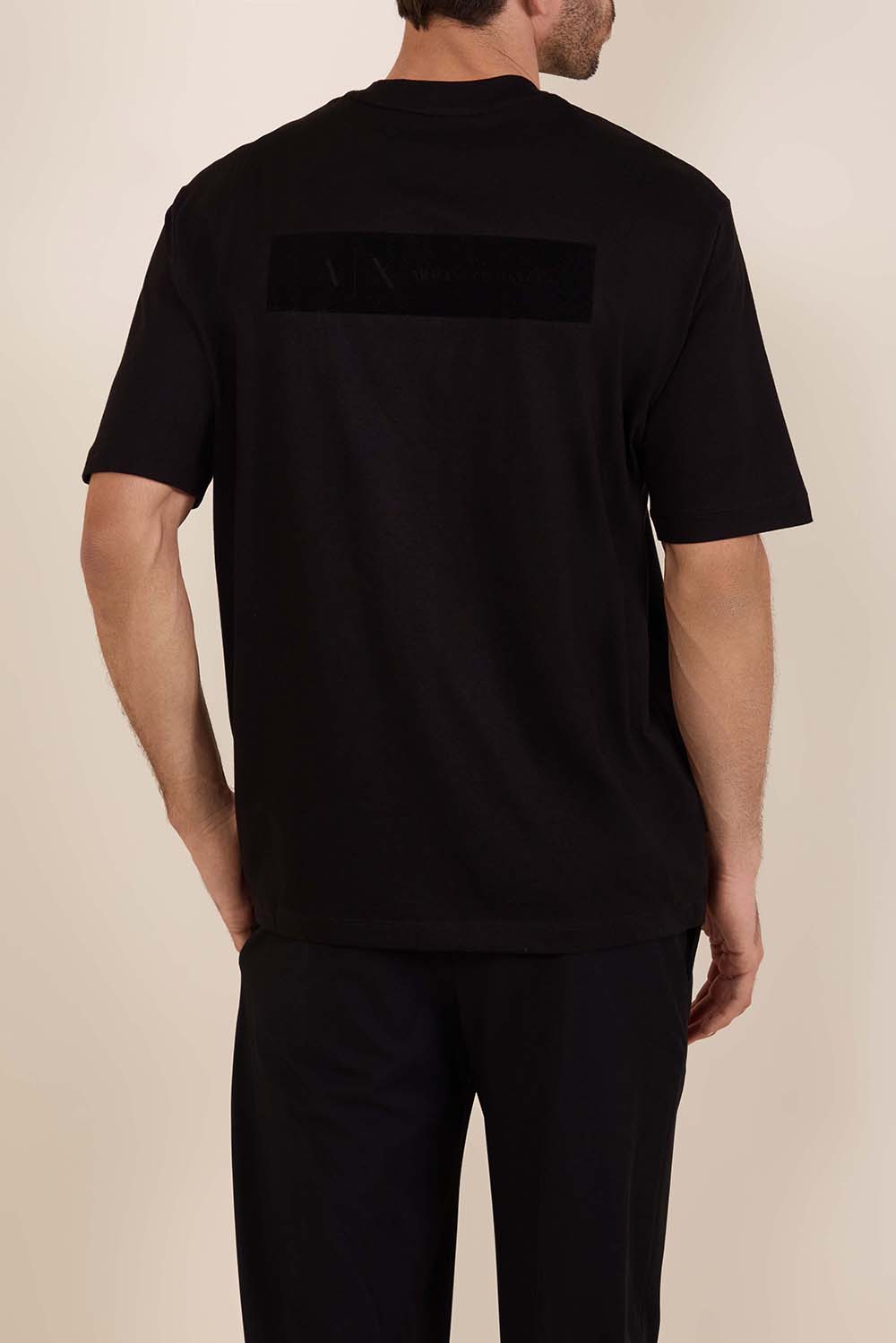 תמונת דוגמן אחורית של חולצת טי