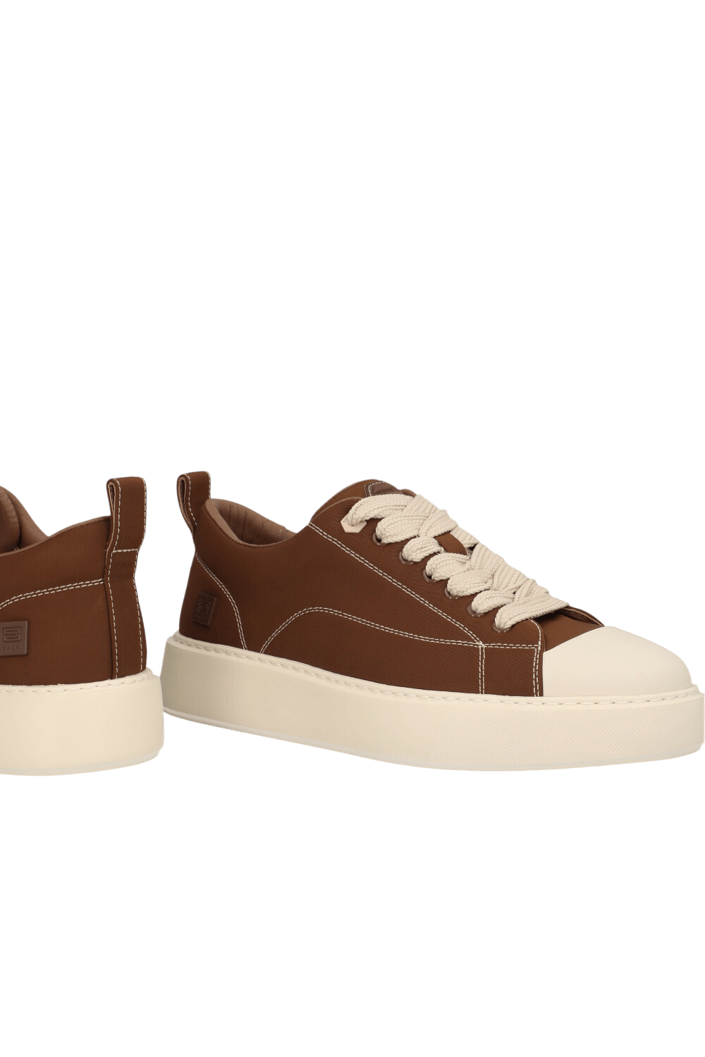 תמונת תקריב של נעלי סניקרס עור