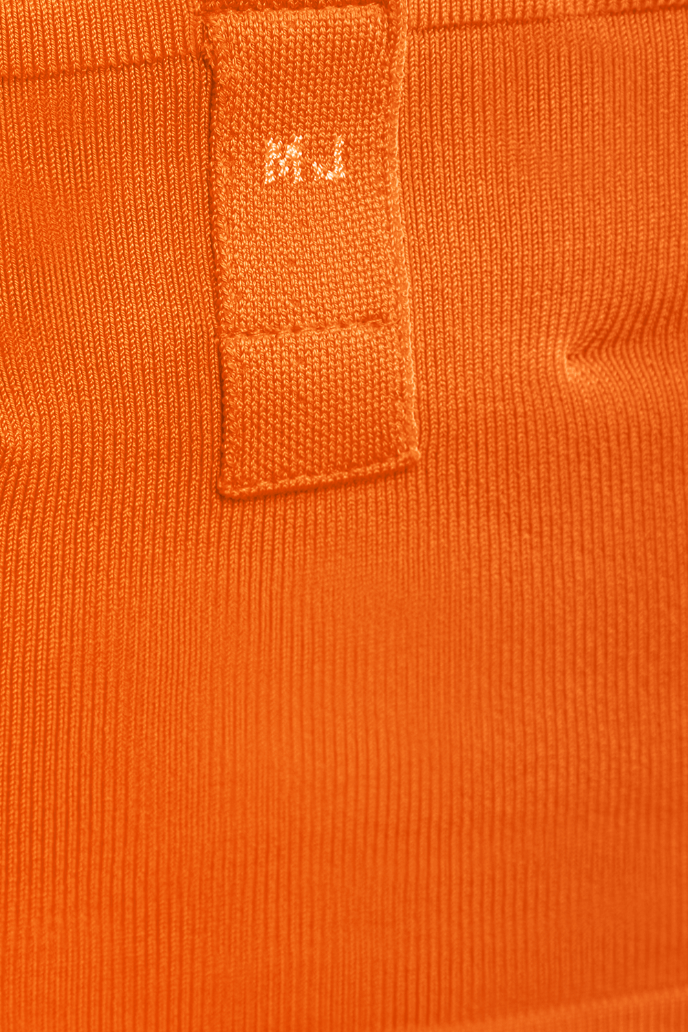 תמונת תקריב של קרופ טופ כתום עם לוגו רקום