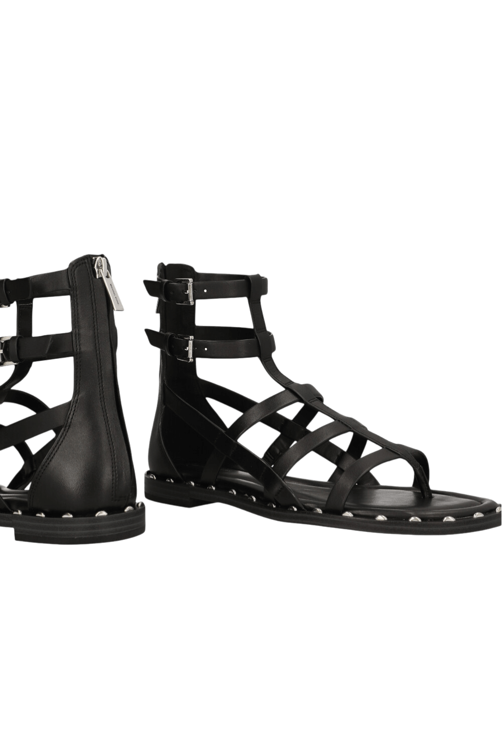 תמונת תקריב של סנדלים