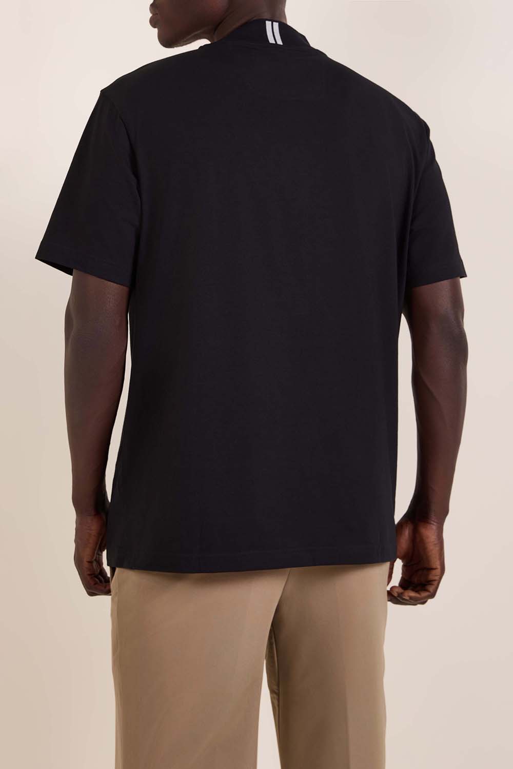 תמונת דוגמן אחורית של חולצת טי