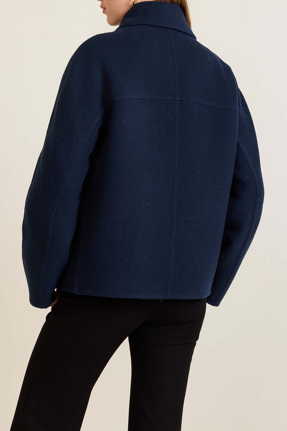 תמונת דוגמן אחורית של ז'קט צמר