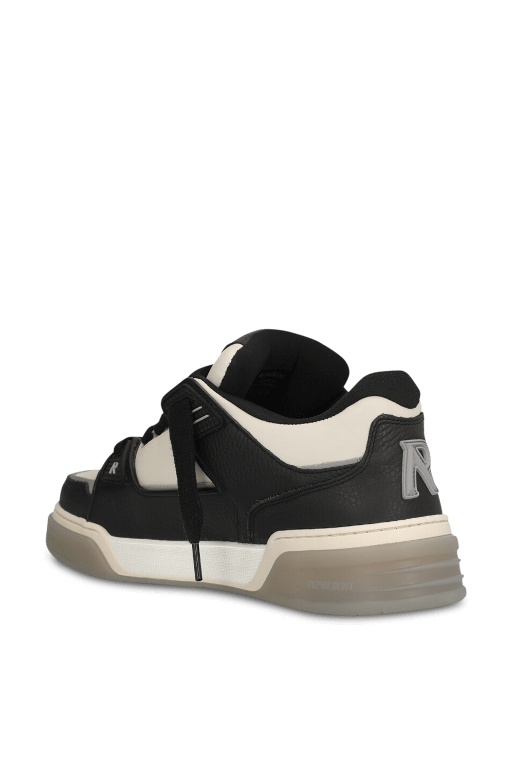 תמונה אחורית של נעלי סניקרס סטודיו