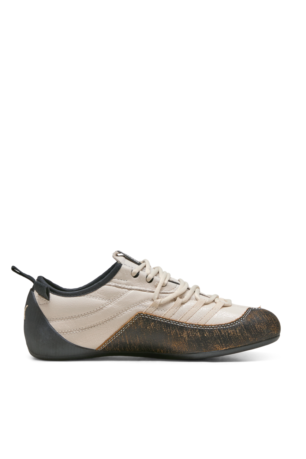 תמונה קידמית של נעלי סניקרס