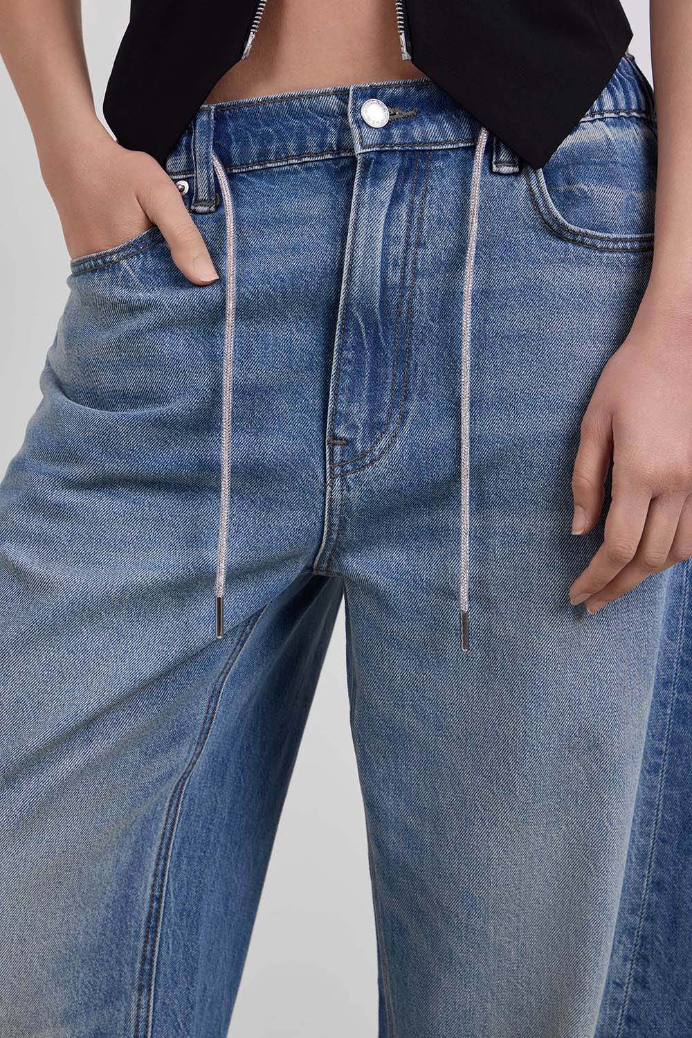 מכנסי ג'ינס בגזרת בלון