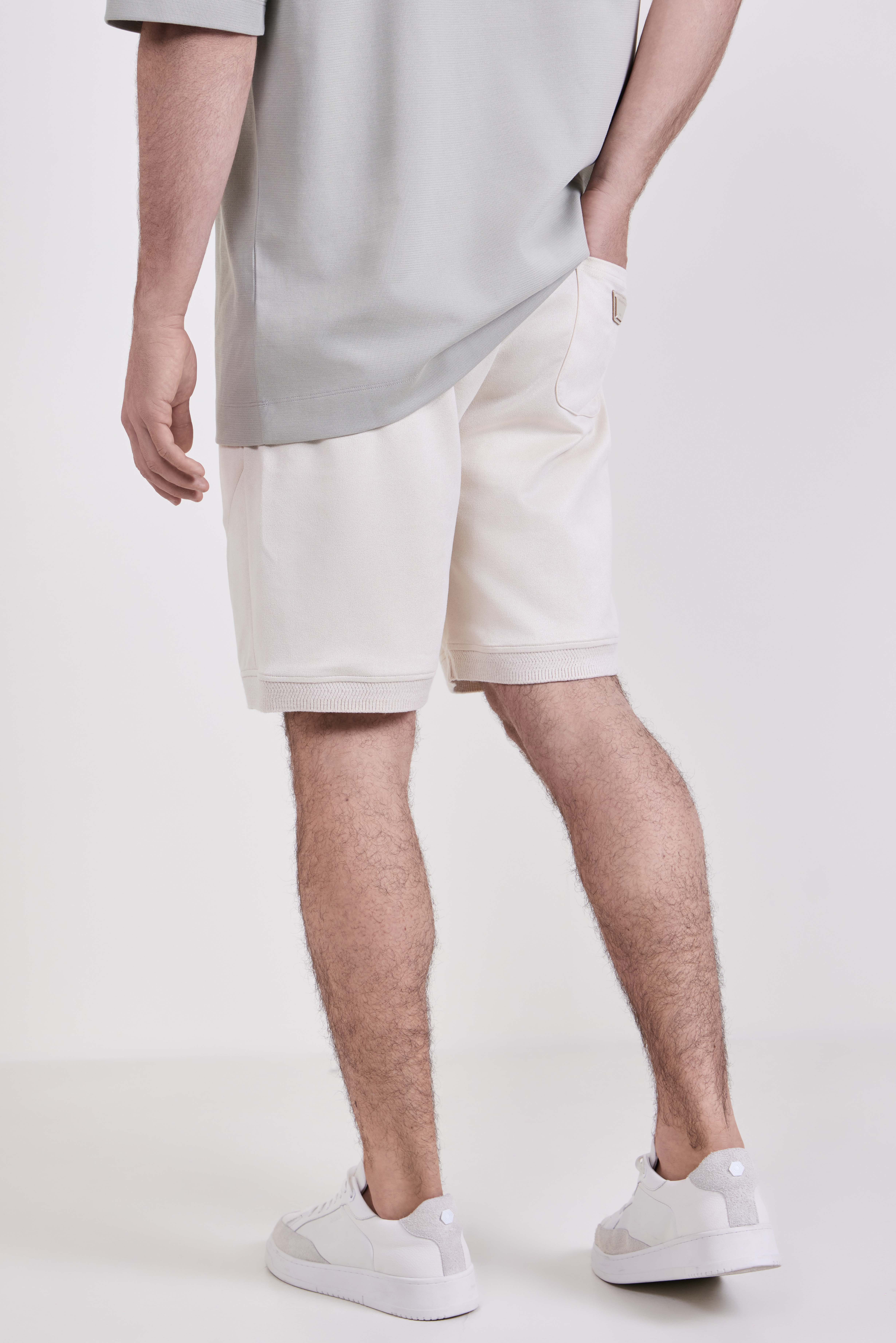 תמונת דוגמן אחורית של מכנסי ג'וגר קצרים