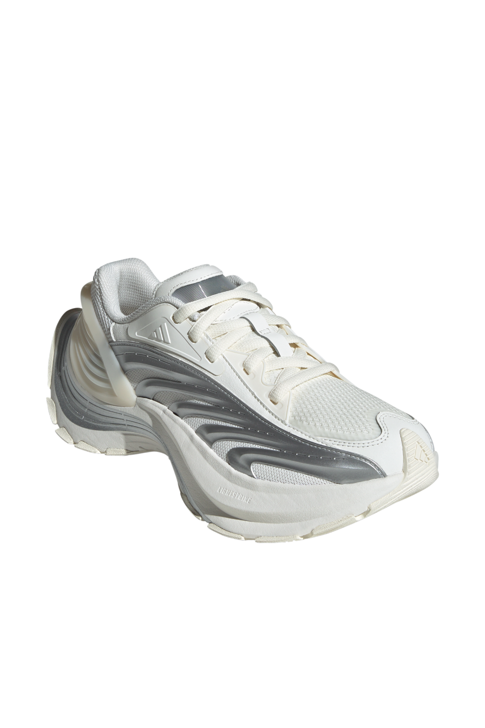 תמונת תקריב של נעלי ריצה XLG