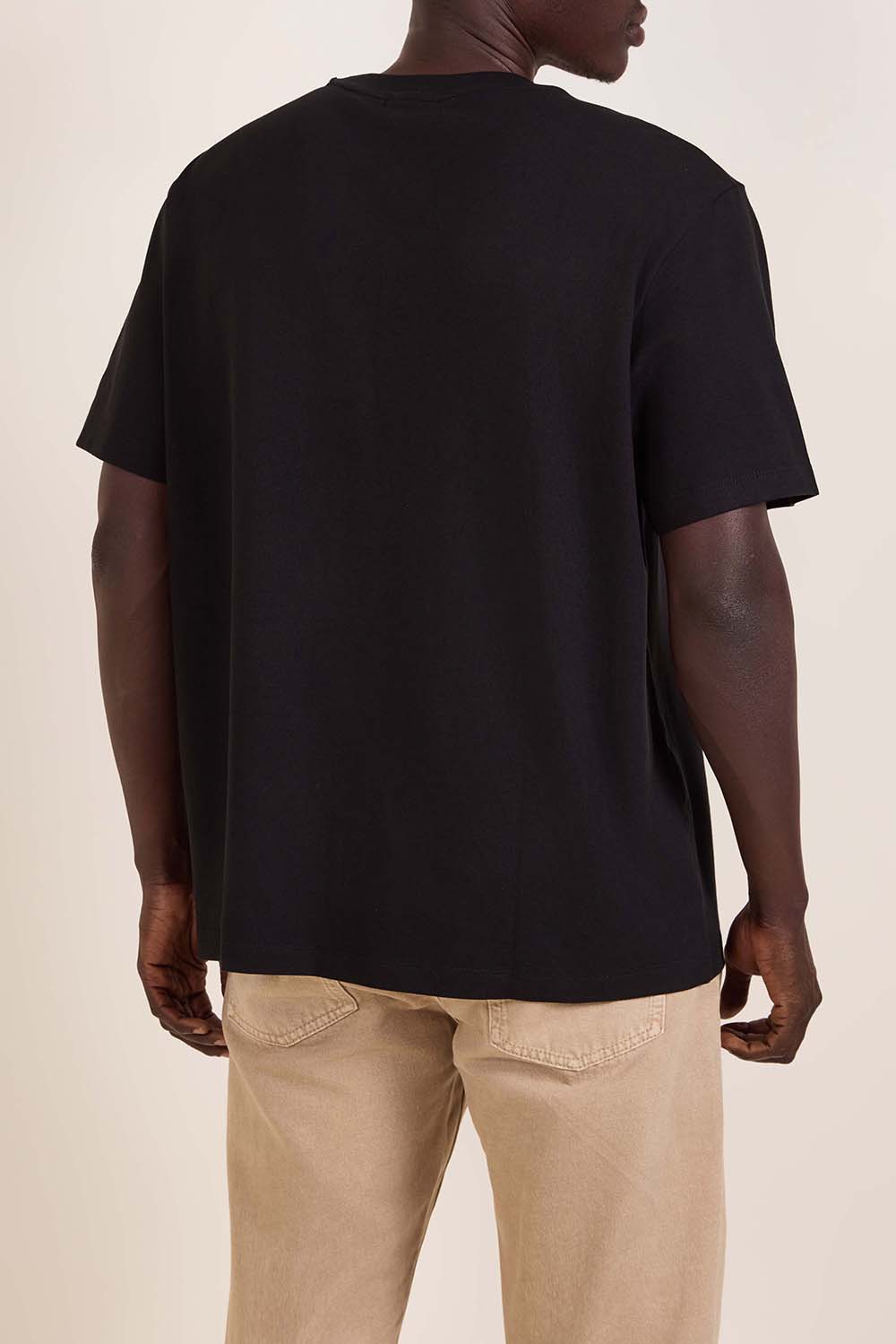 תמונת דוגמן אחורית של חולצת טי