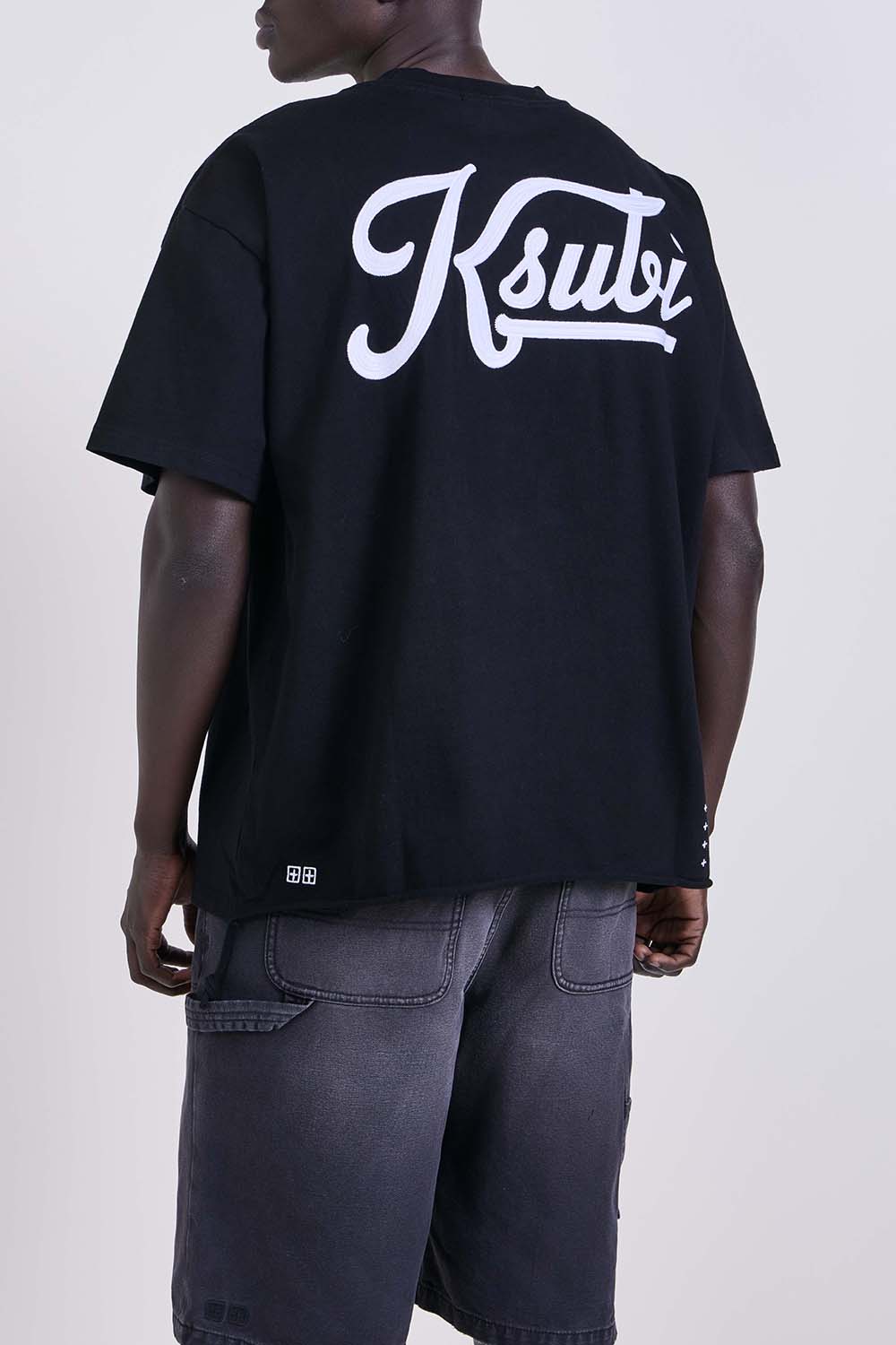 תמונת דוגמן אחורית של חולצת טי אוברסייז