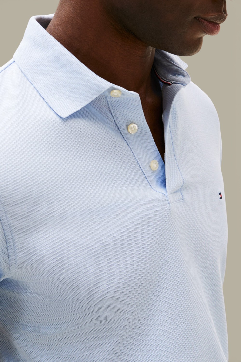 תמונת תקריב דוגמן של חולצת פולו