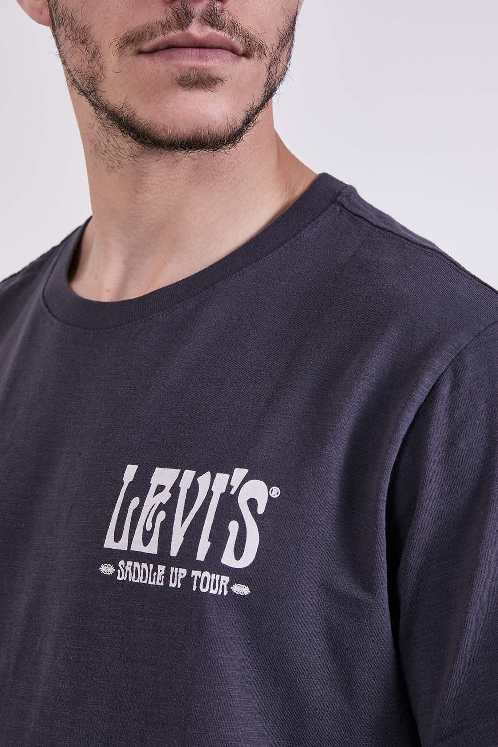 תמונת תקריב דוגמן של חולצת טי בגזרה משוחררת