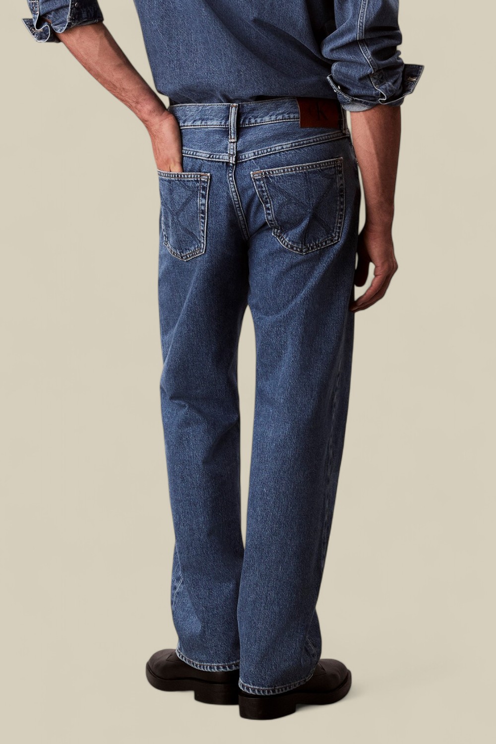 תמונת דוגמן אחורית של מכנסי ג'ינס בגזרה ישרה