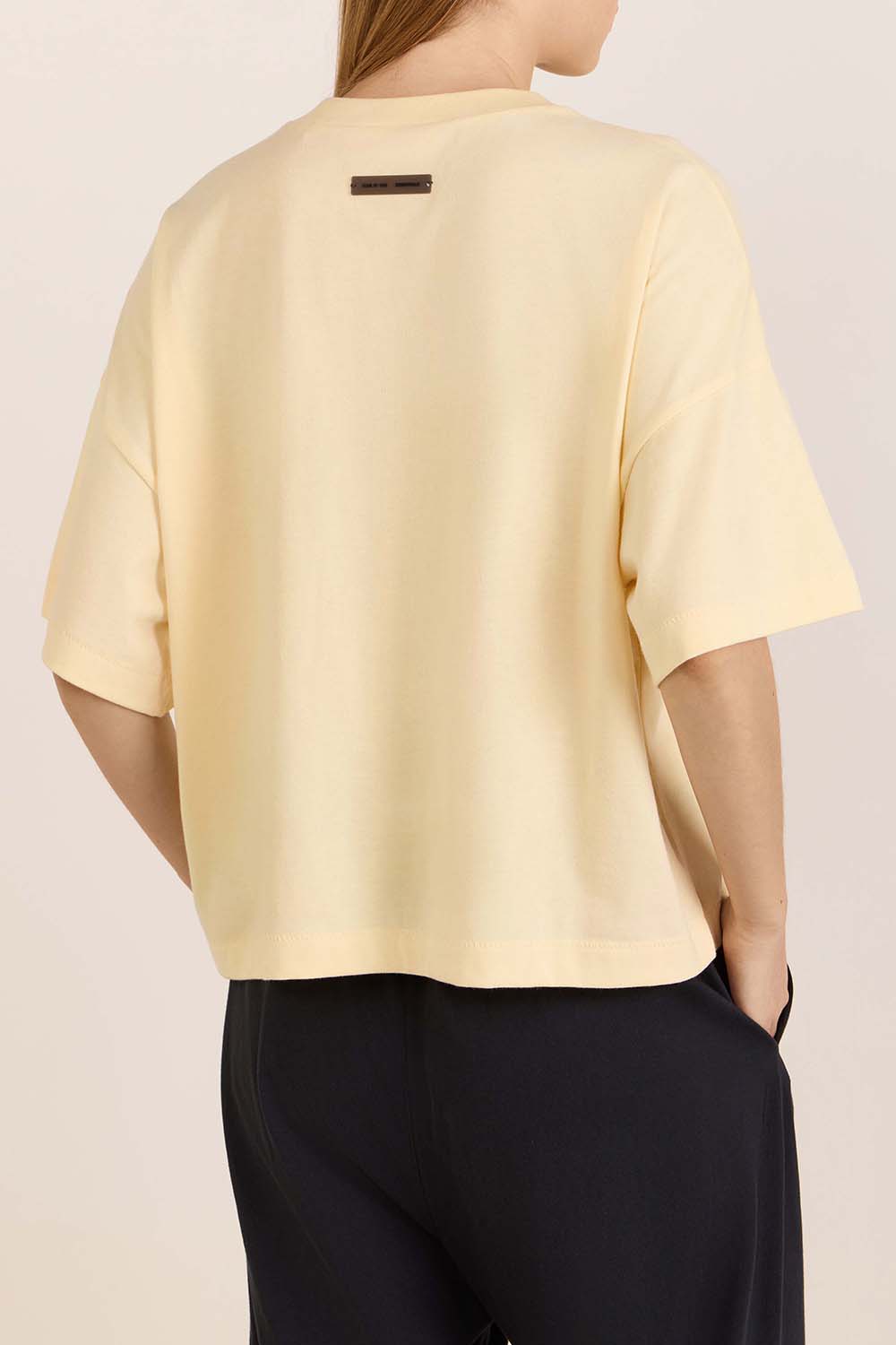 תמונת דוגמן אחורית של חולצת טי