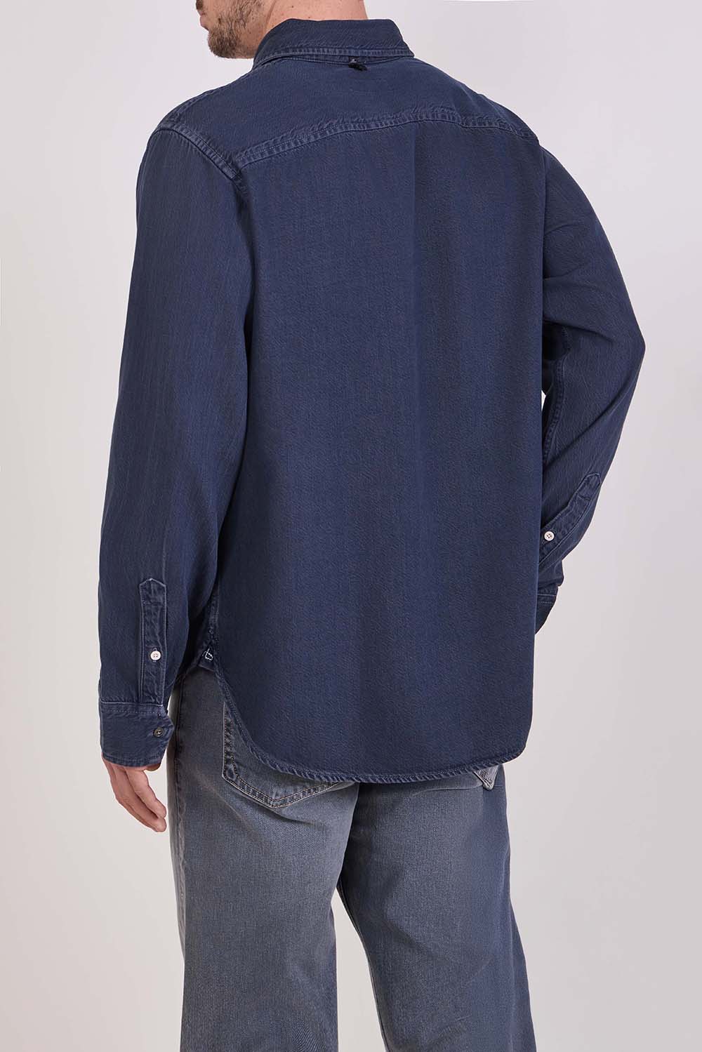 תמונת דוגמן אחורית של חולצת ג'ינס מכופתרת