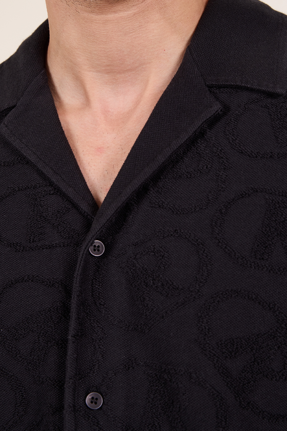 תמונת דוגמן אחורית של חולצה מכופתרת