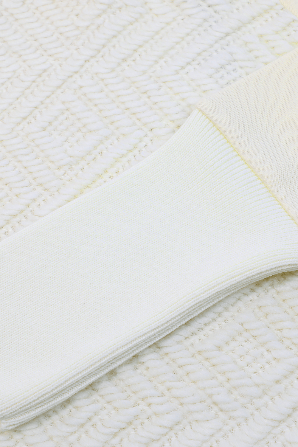 תמונת תקריב של סט סווטשירט קפוצ'ון וחצאית באריגת ג'קארד - גיל 14