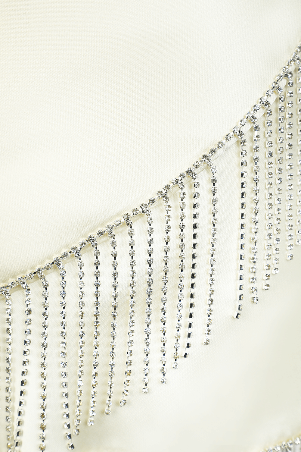 תמונה אחורית של חצאית מיני קריסטלים לבנה