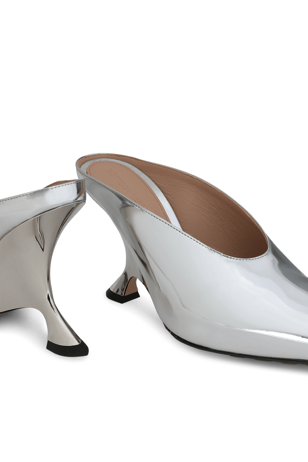 תמונת תקריב של נעלי עקב מטאליים מעור