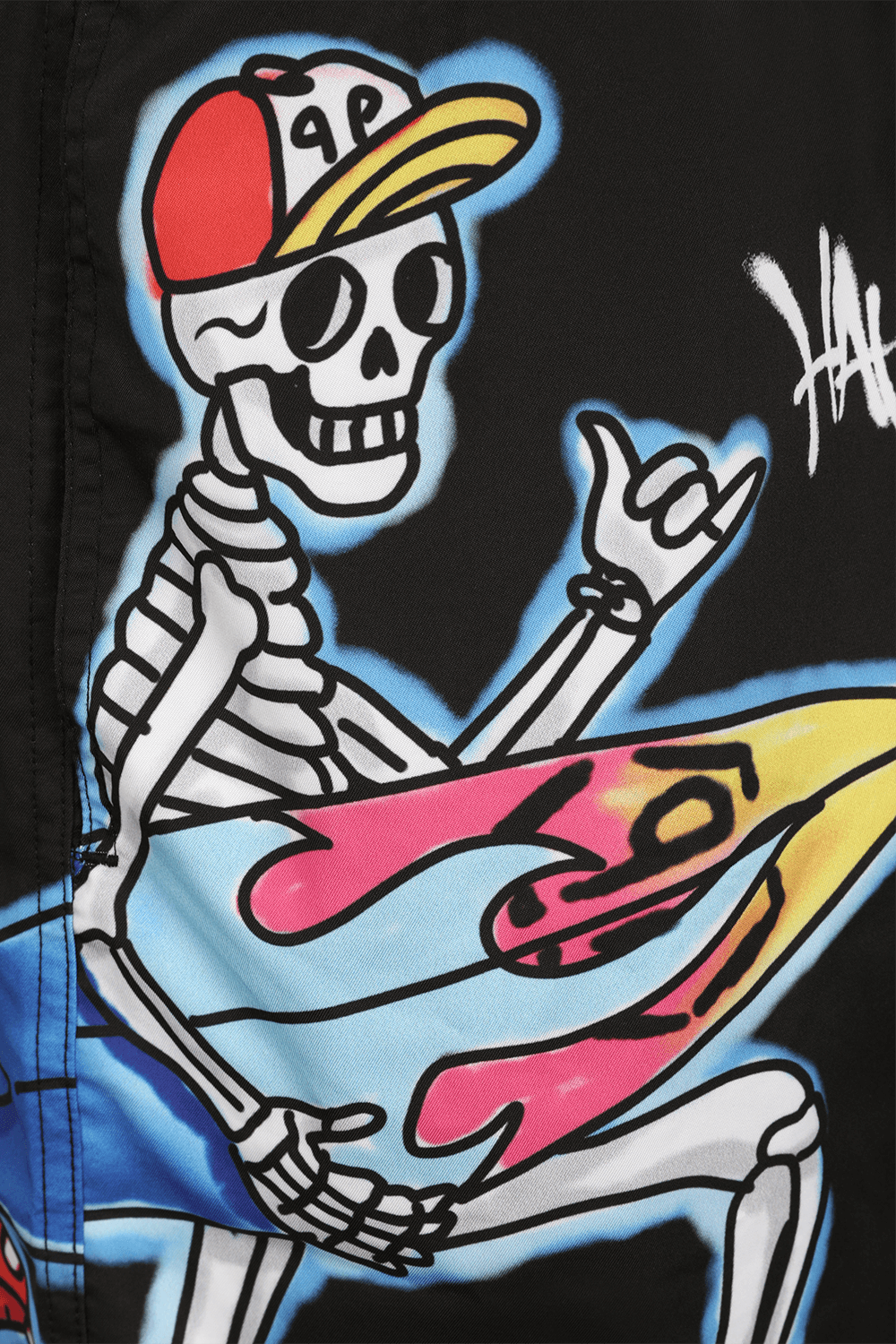 תמונה אחורית של מכנסי בגד ים עם גולגלות