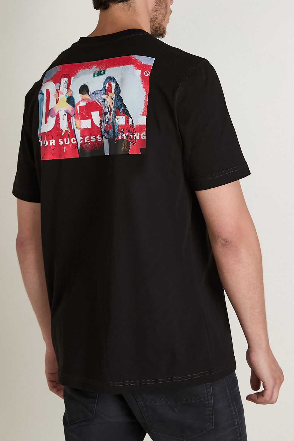 תמונת דוגמן אחורית של חולצת טי