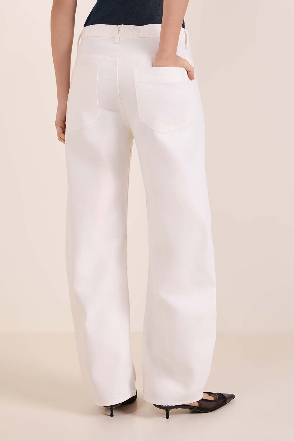 תמונת דוגמן אחורית של מכנסי ג'ינס בגזרת ברל