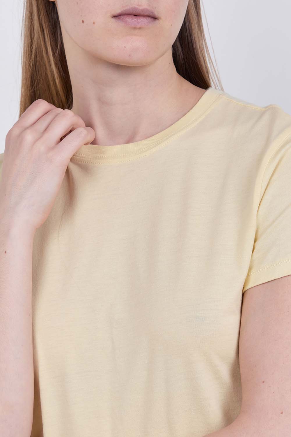 תמונת תקריב דוגמן של חולצת בייבי טי