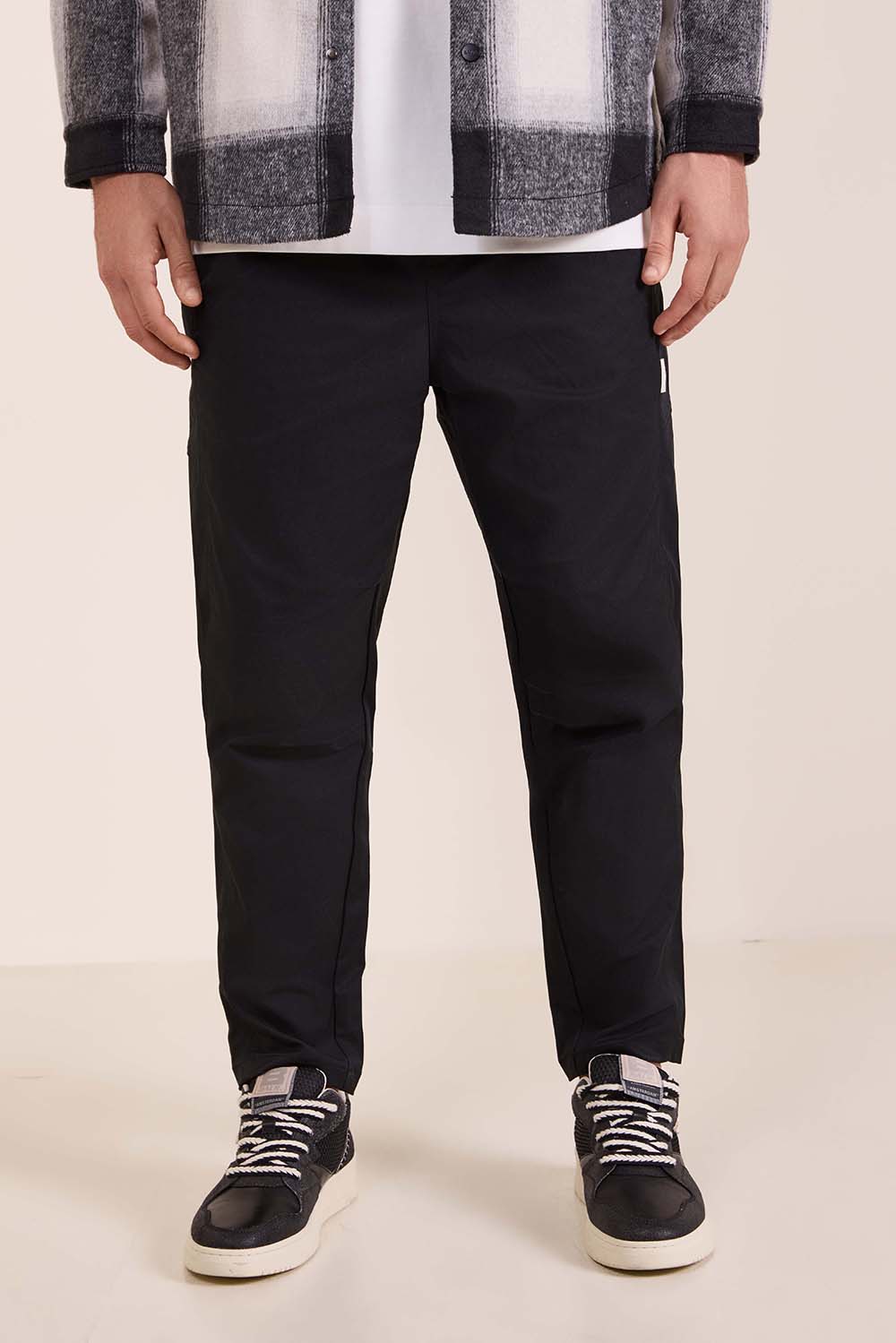 תמונת דוגמן קידמית של מכנסיים