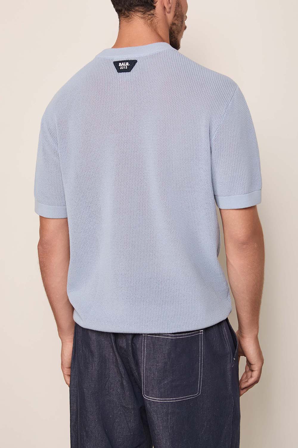 תמונת דוגמן אחורית של חולצת טי