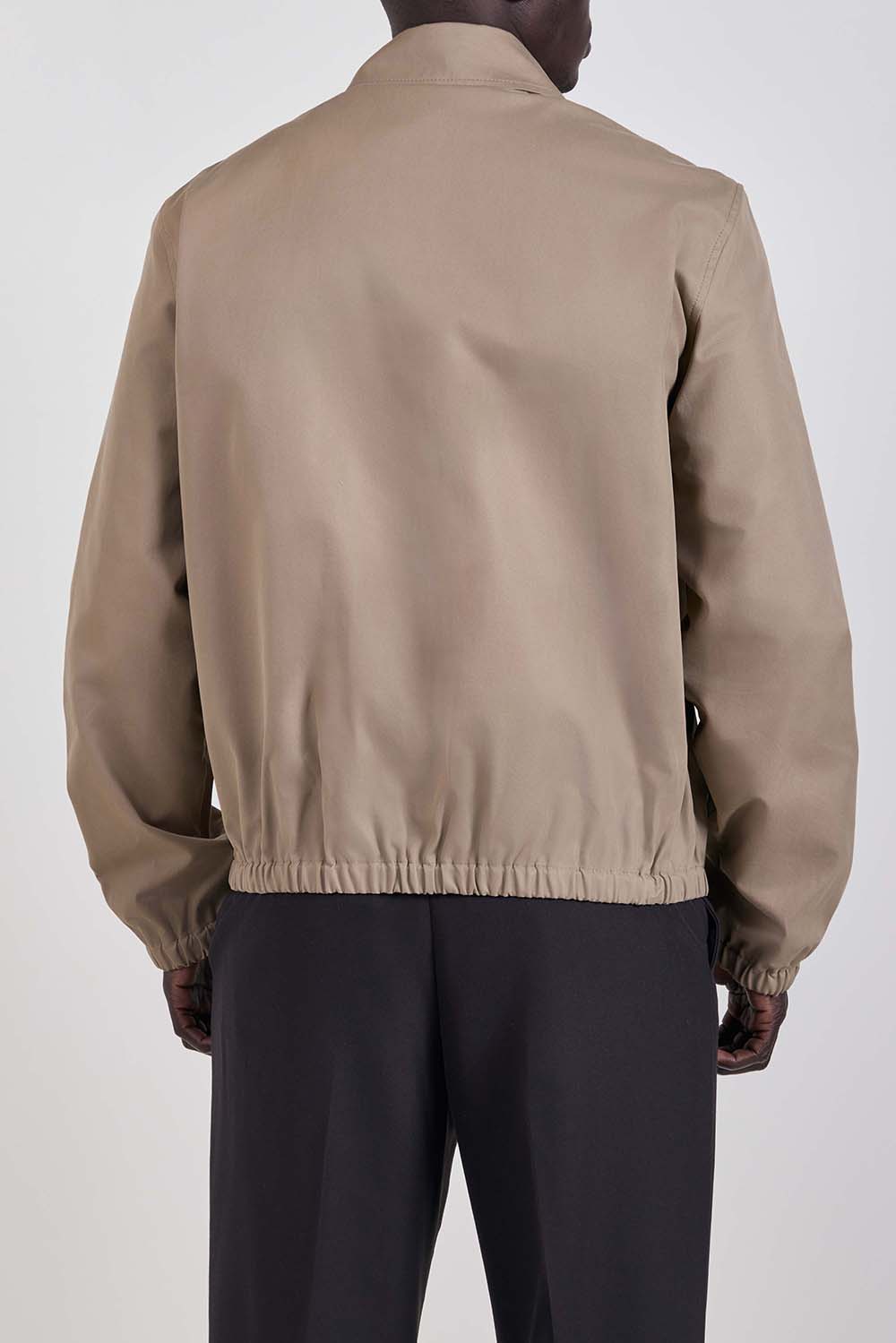 תמונת דוגמן אחורית של ז׳קט