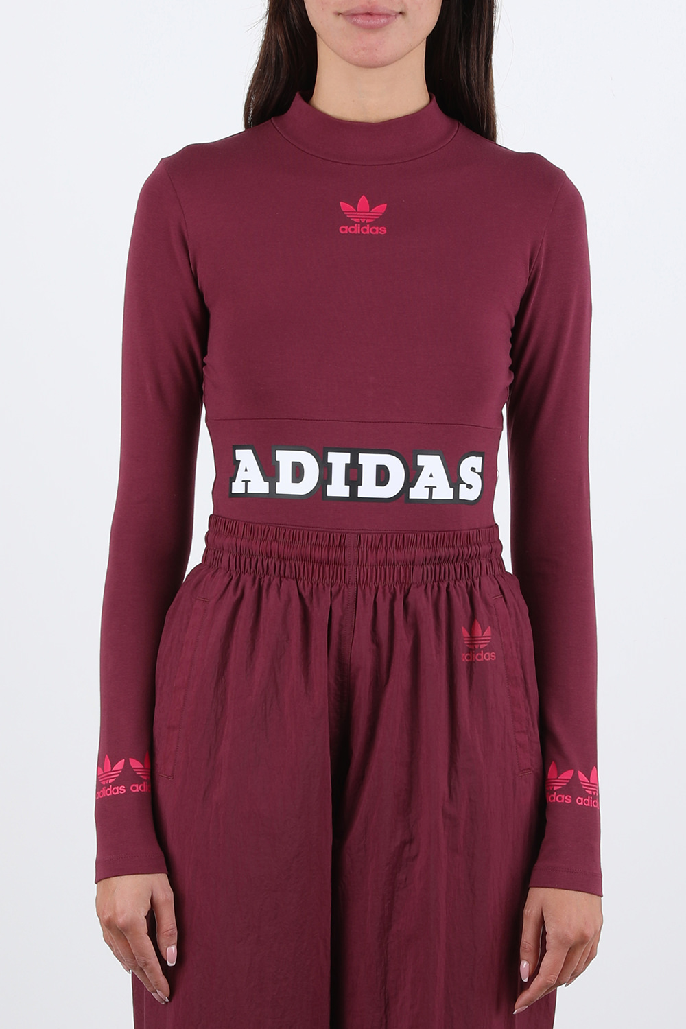 תמונת דוגמן קידמית של בגד גוף ארוך ממותג בגווני ורוד ובורדו