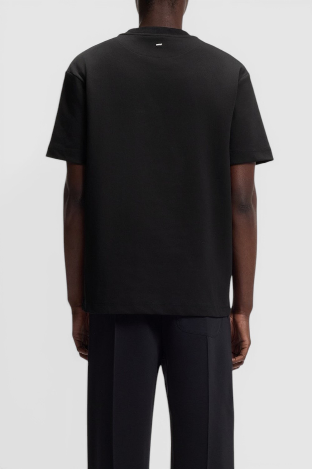 תמונת דוגמן אחורית של חולצת טי