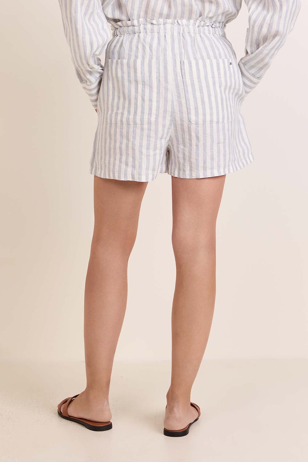 תמונת דוגמן אחורית של מכנסיים קצרים מפשתן