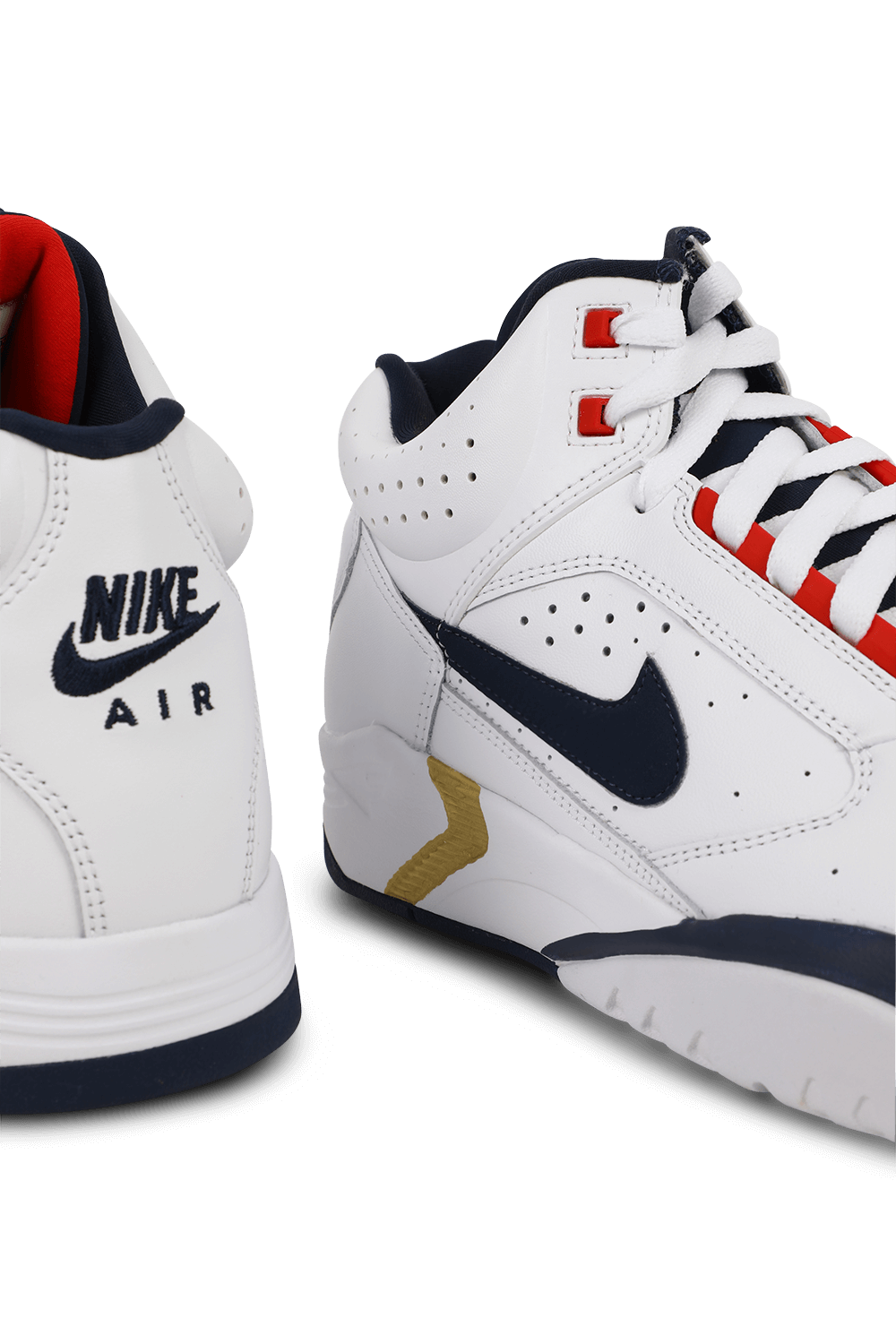 תמונת תקריב של נעלי ספורט אייר פלייט לייט לבנות