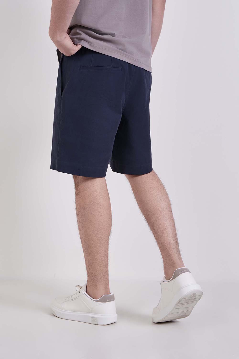 תמונת דוגמן אחורית של מכנסי ברמודה