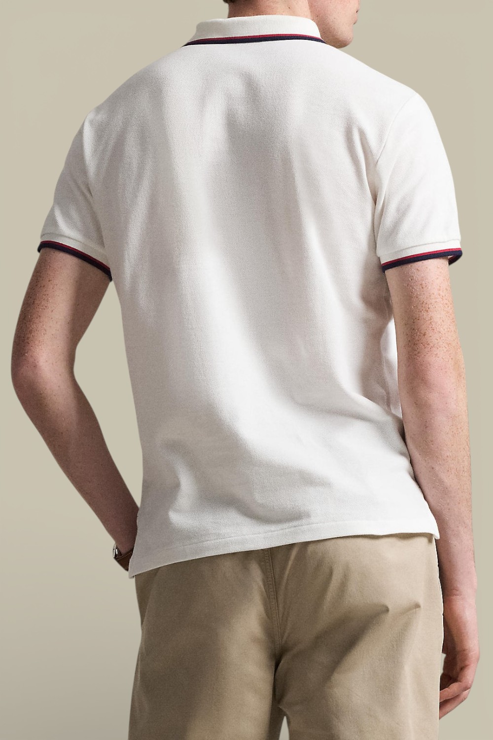 תמונת דוגמן אחורית של חולצת פולו