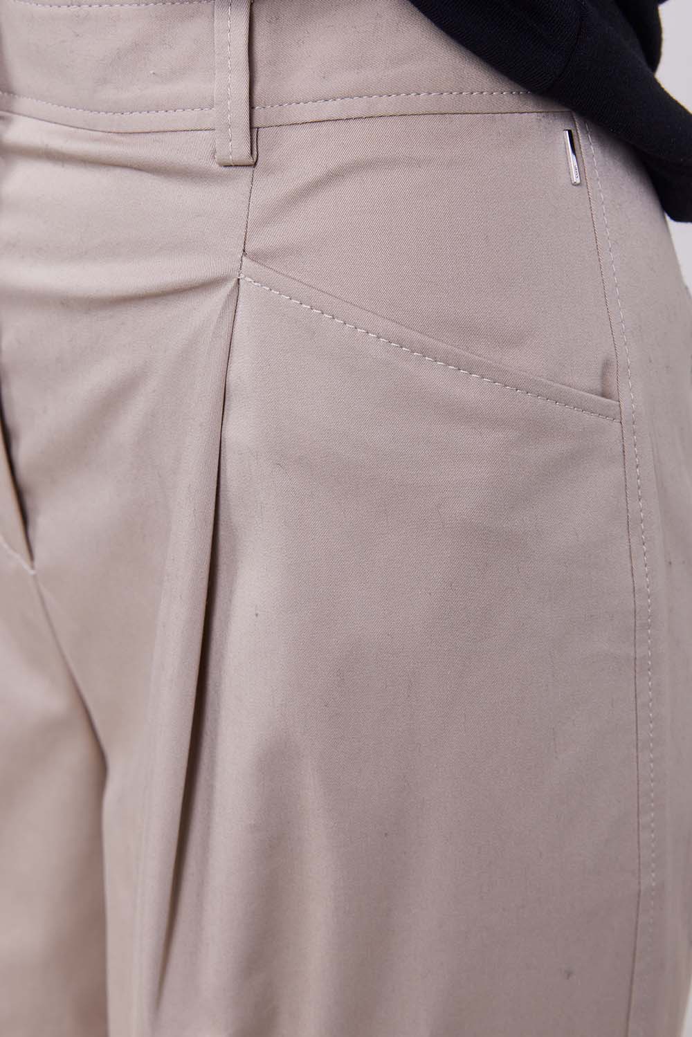 תמונת תקריב דוגמן של מכנסיים מחוייטים בגזרה ישרה