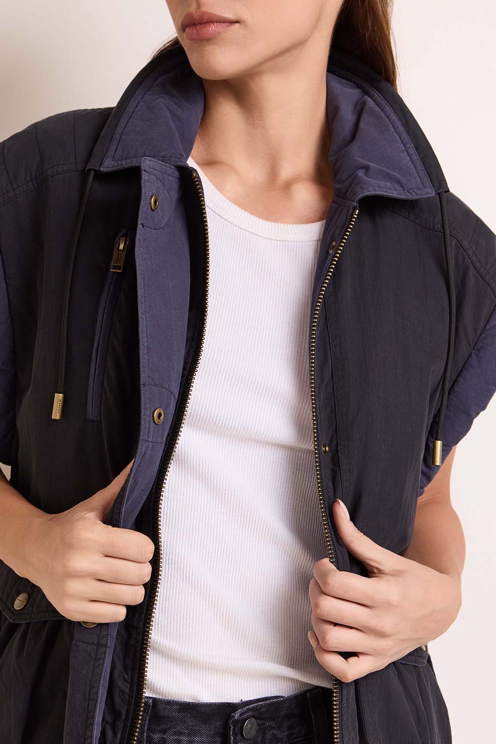 ז׳קט עם שרוולים נשלפים