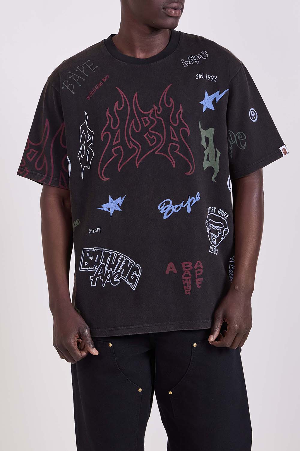 תמונת דוגמן קידמית של חולצת טי בגזרה משוחררת