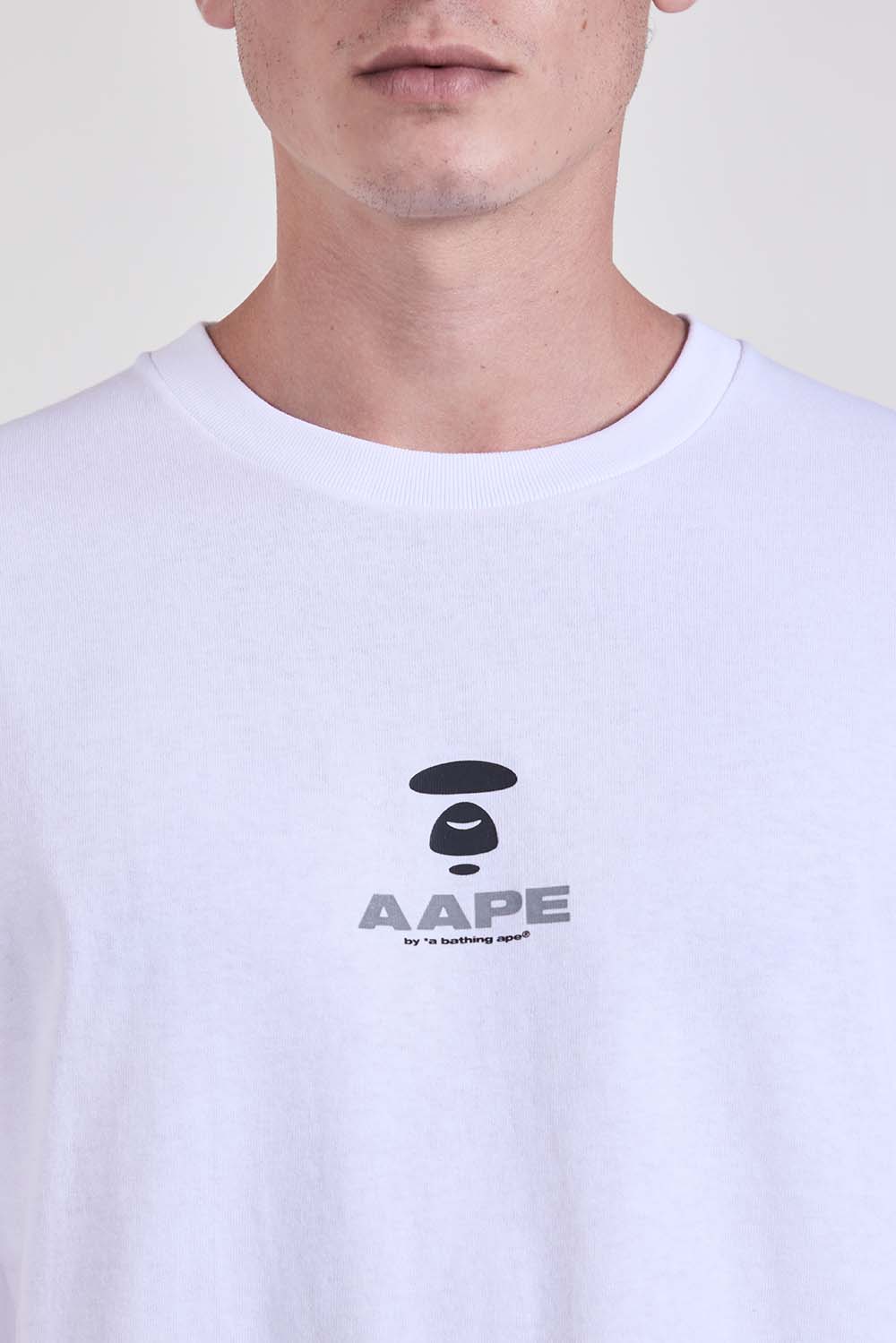 תמונת תקריב דוגמן של חולצת טי בגזרה ישרה