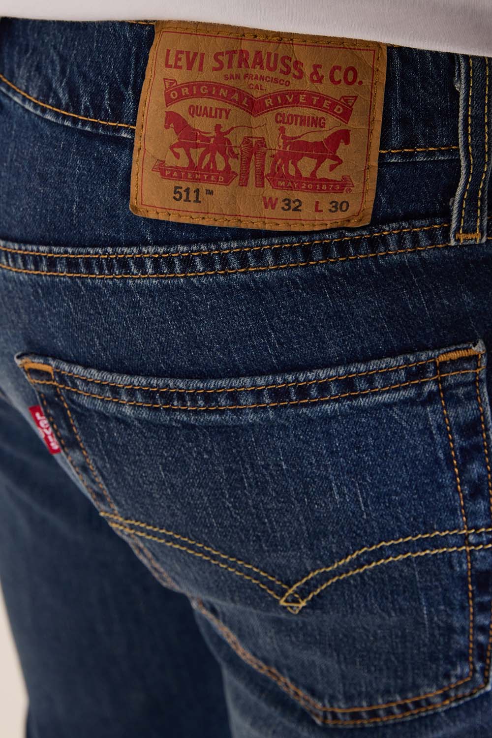 תמונת תקריב דוגמן של מכנסי ג'ינס סלים 511