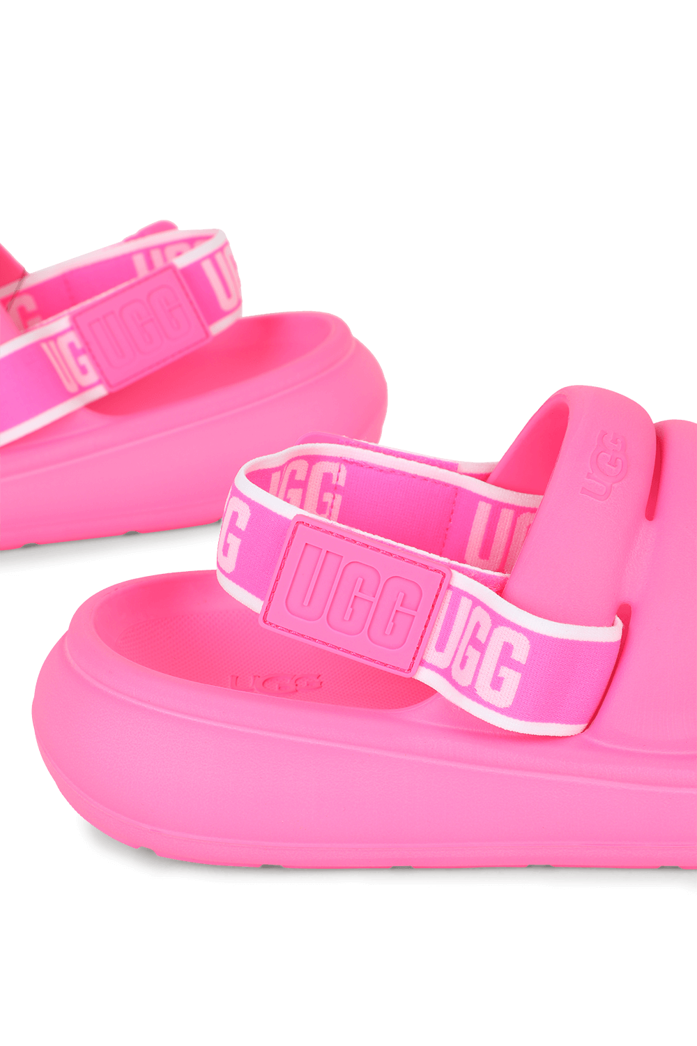 תמונת תקריב של סנדלי ספורט יה ורודים