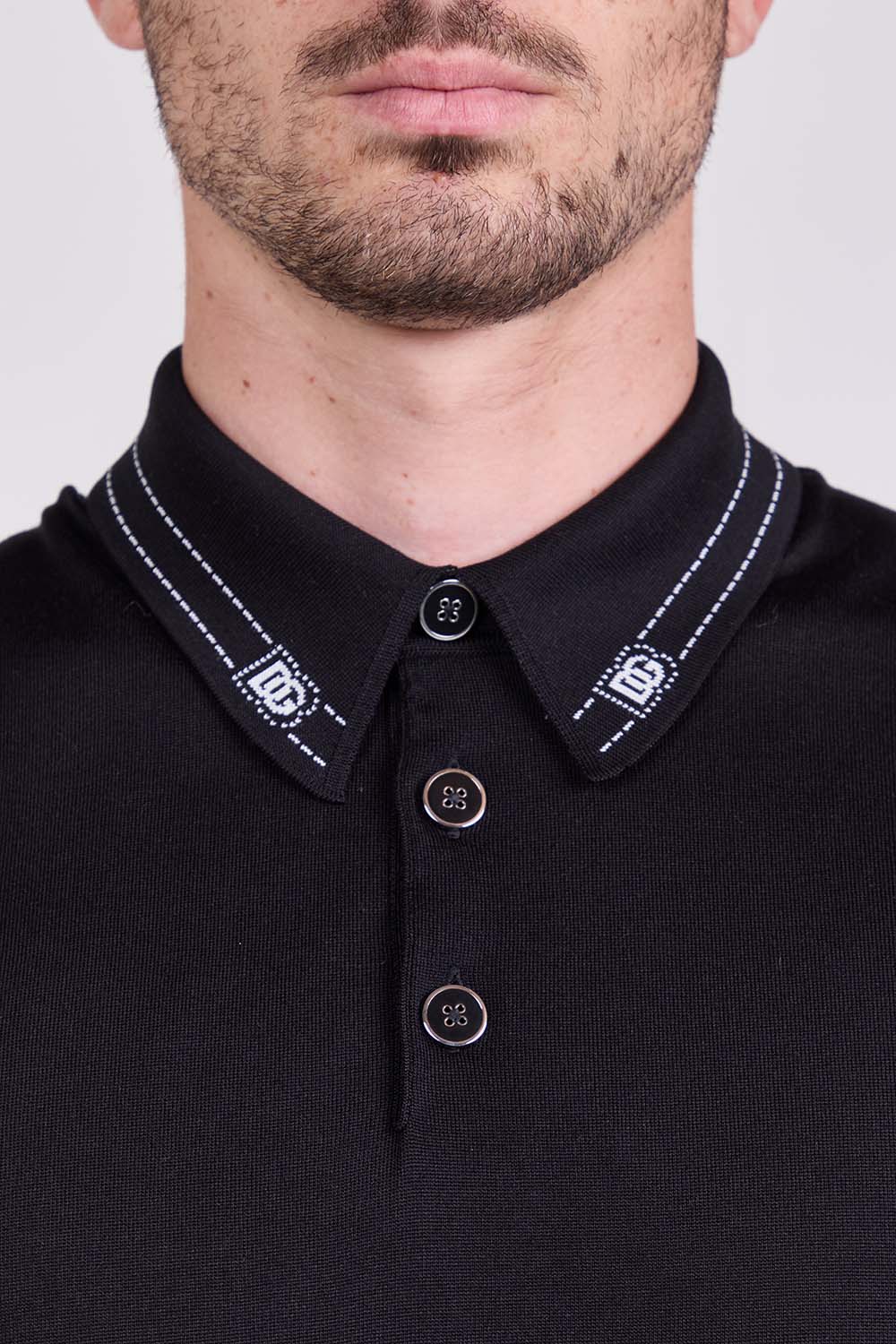 תמונת תקריב דוגמן של חולצת פולו