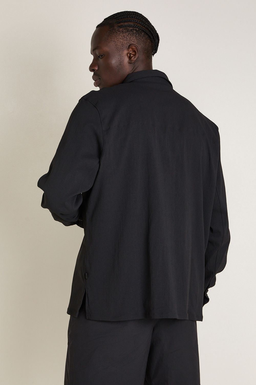תמונת דוגמן אחורית של Relaxed-Fit Long Sleeve Button-Up